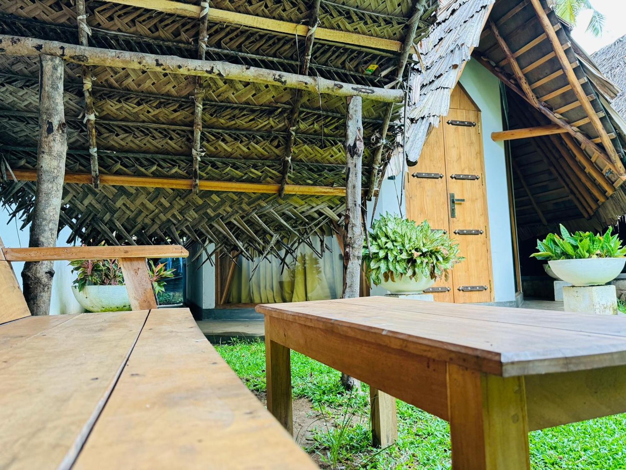 Turtle Wood Cabin Tangalle Luaran gambar