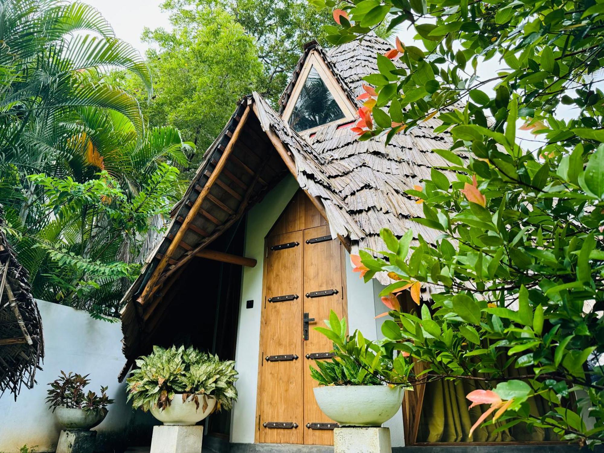 Turtle Wood Cabin Tangalle Luaran gambar