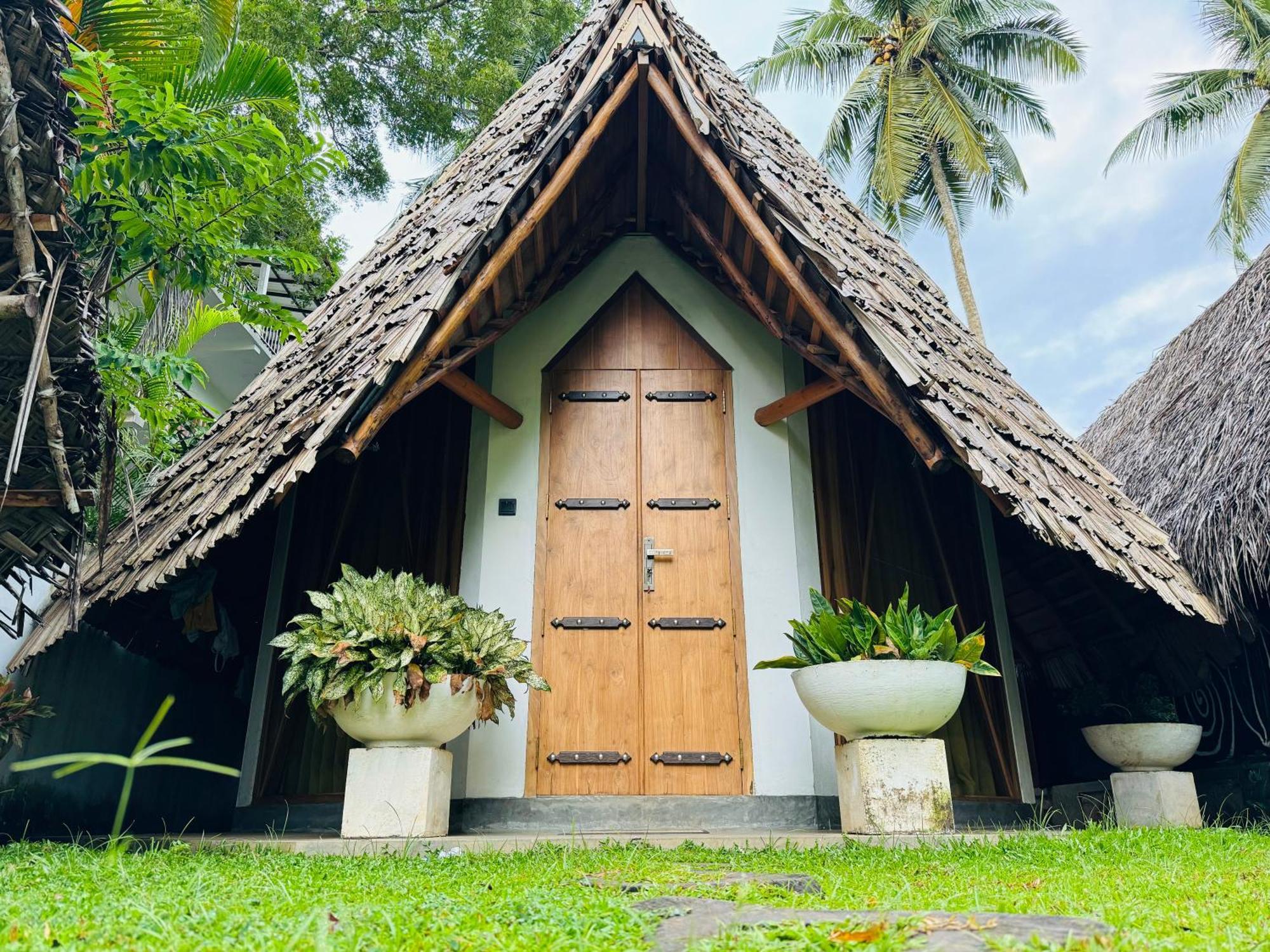 Turtle Wood Cabin Tangalle Luaran gambar