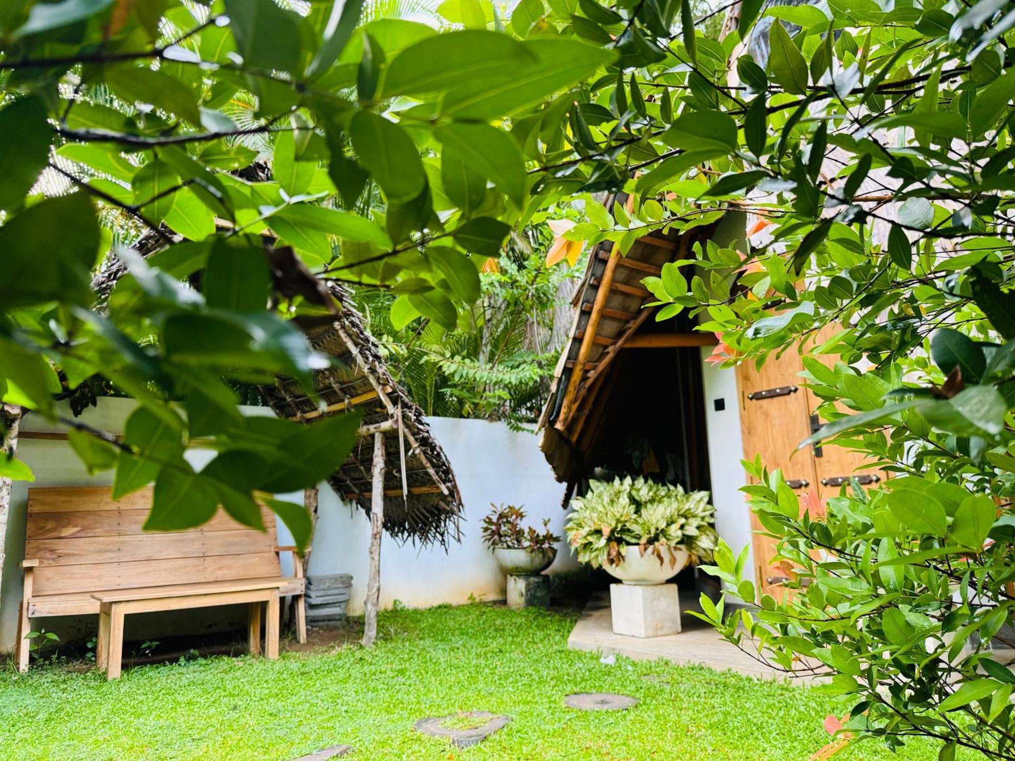 Turtle Wood Cabin Tangalle Luaran gambar